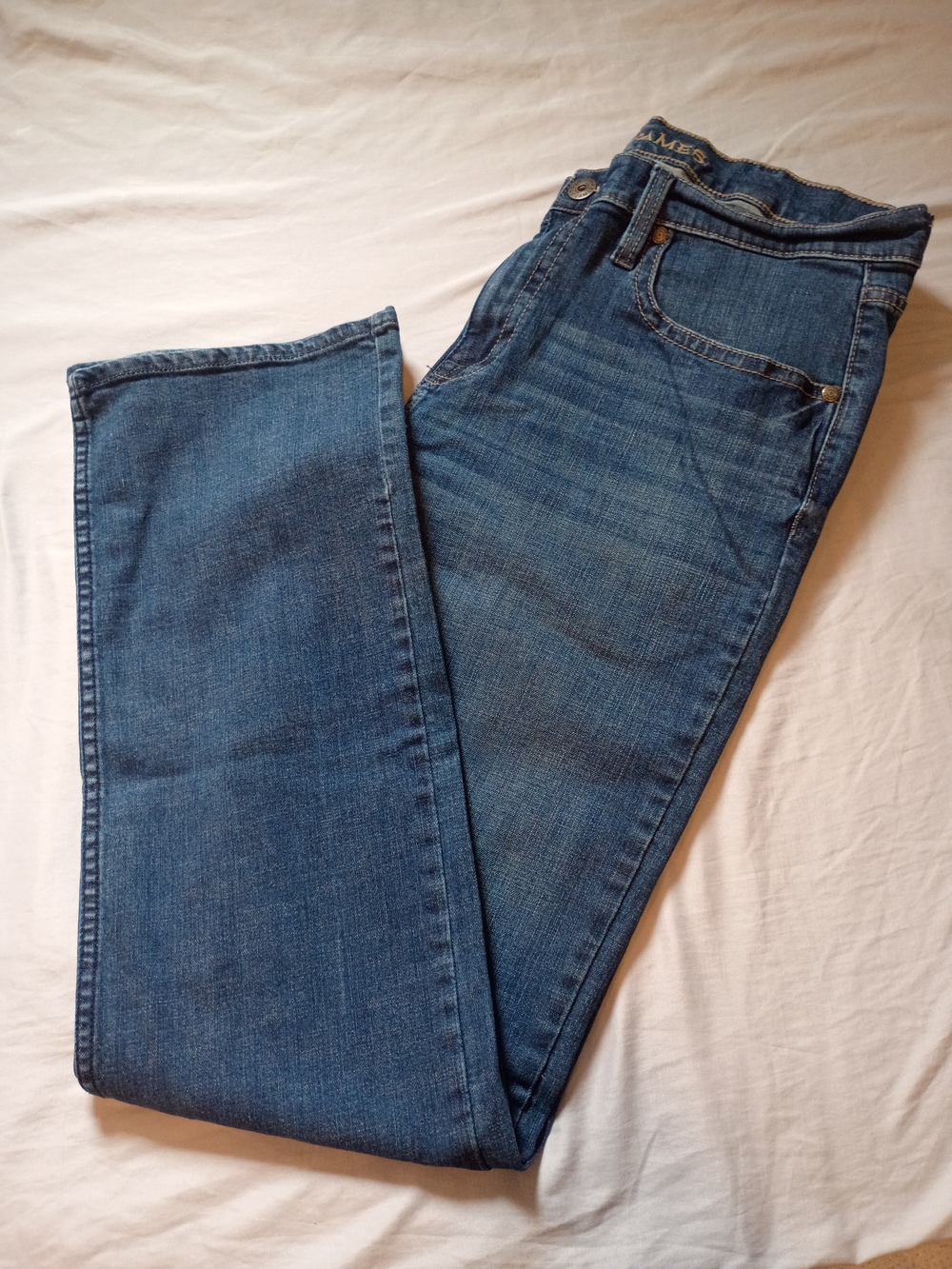 Women's Straight Leg Jeans in Medium Blue Denim